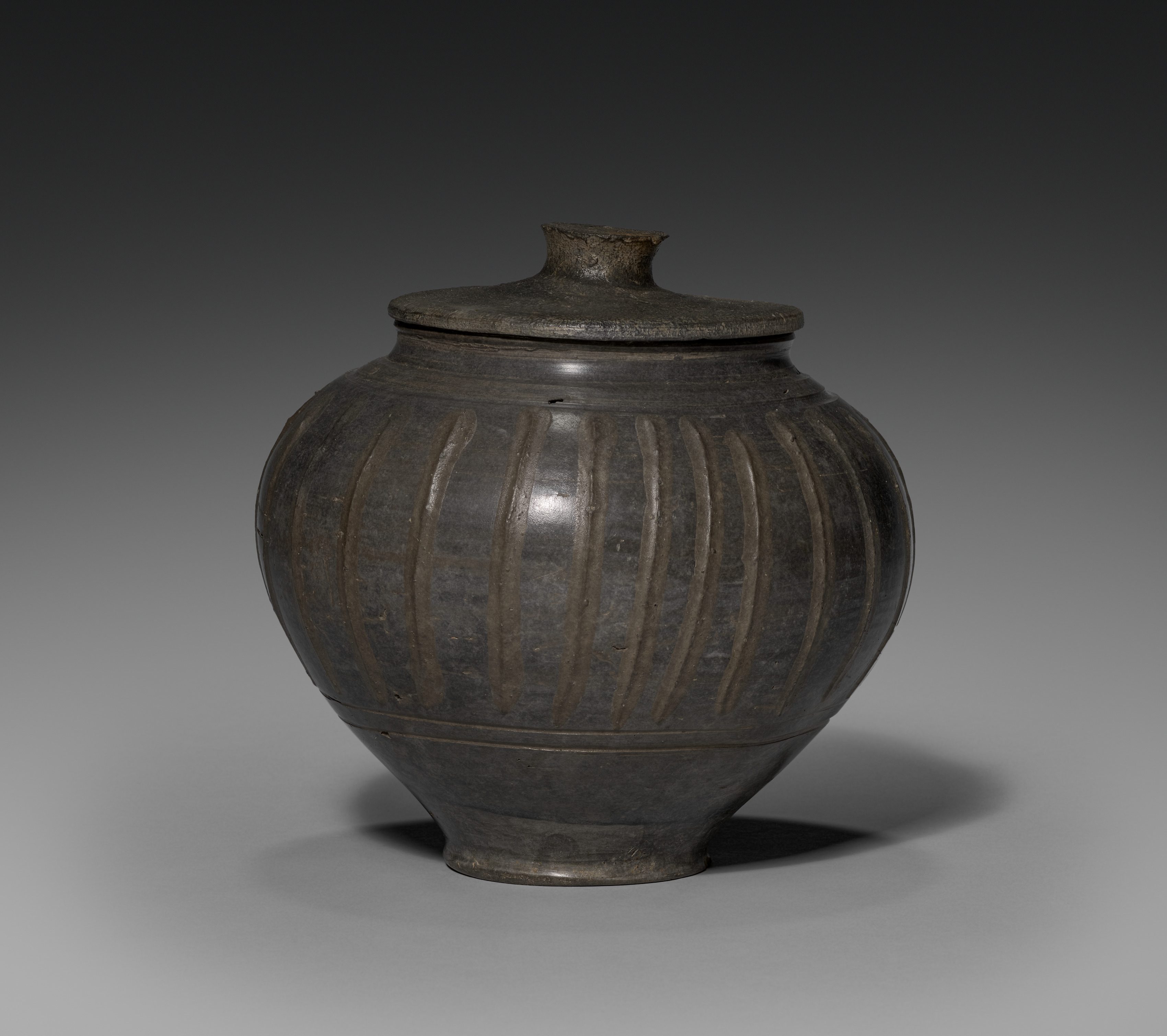 Cleveland Museum of Art koleksiyonundaki kapaklı Gallo-Roma pişmiş toprak kap, 1992.127; MS 100–200
